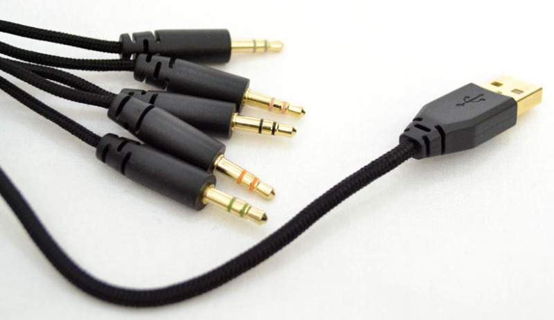 На протилежному навушників кінці дроту знаходяться п'ять штекерів 3,5 мм і один USB-вихід